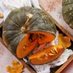 Zucca tagliata con la polpa arancione e i semi in vista