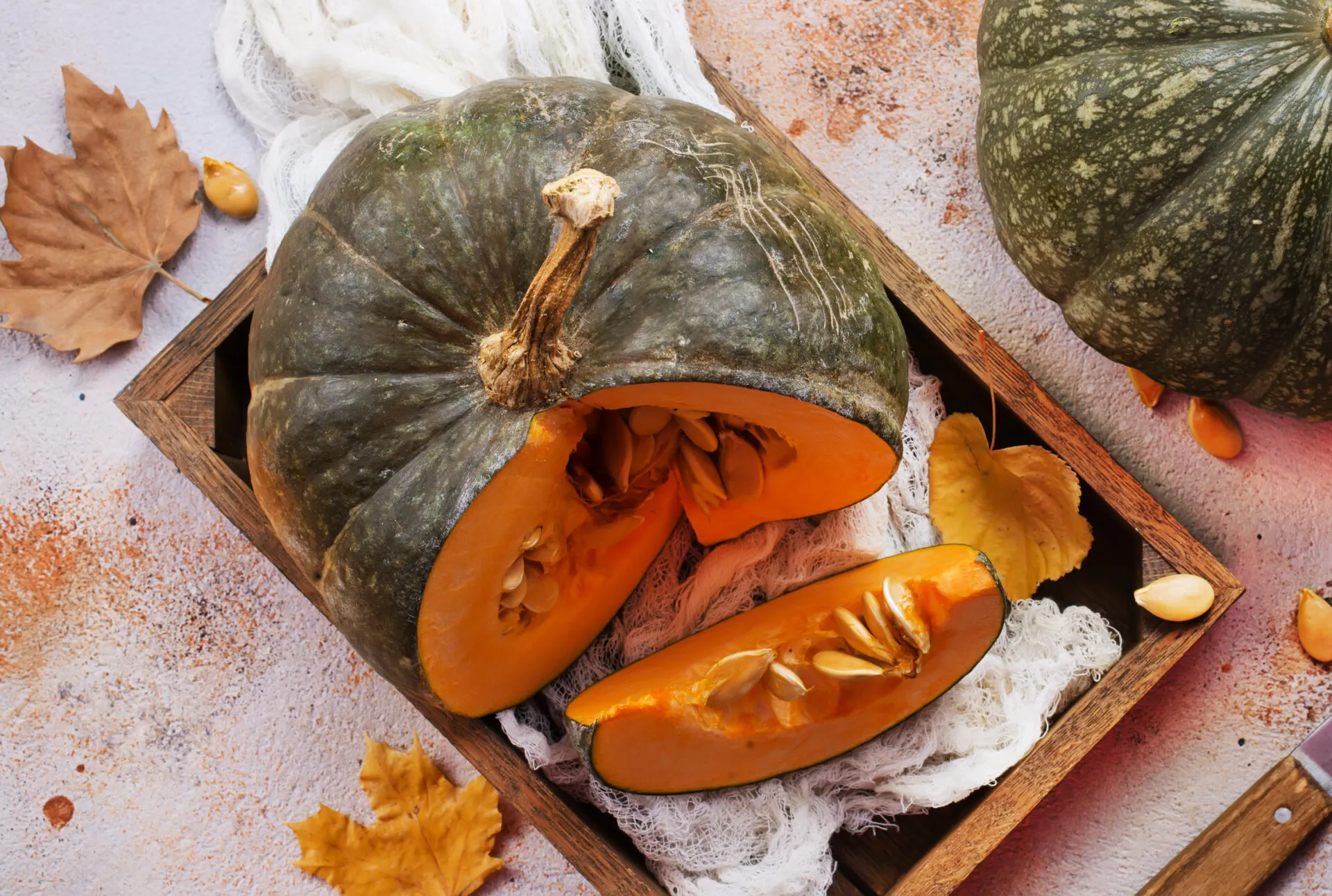 Zucca tagliata con la polpa arancione e i semi in vista