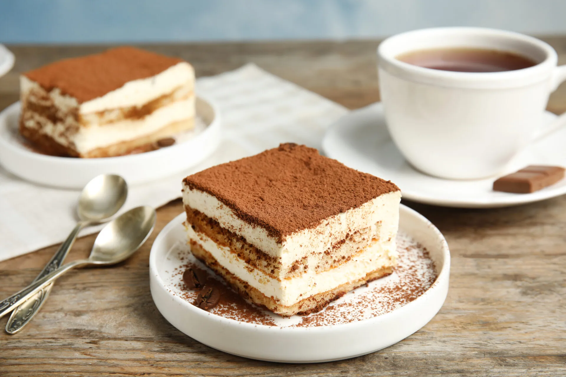 Porzione di tiramisù con strati di crema e savoiardi e cacao amaro