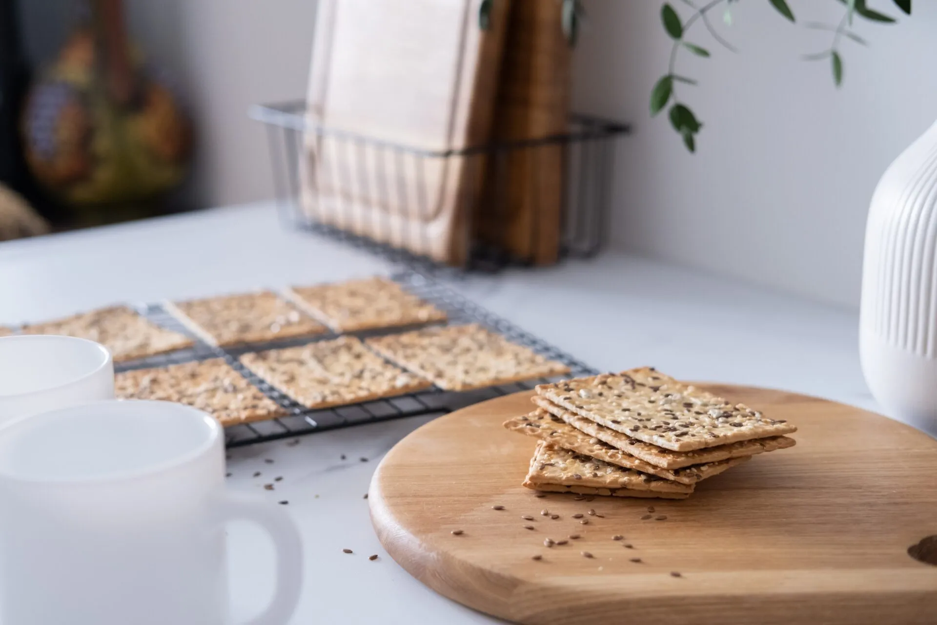 Cracker ai semi impilati su un tagliere di legno con gratella