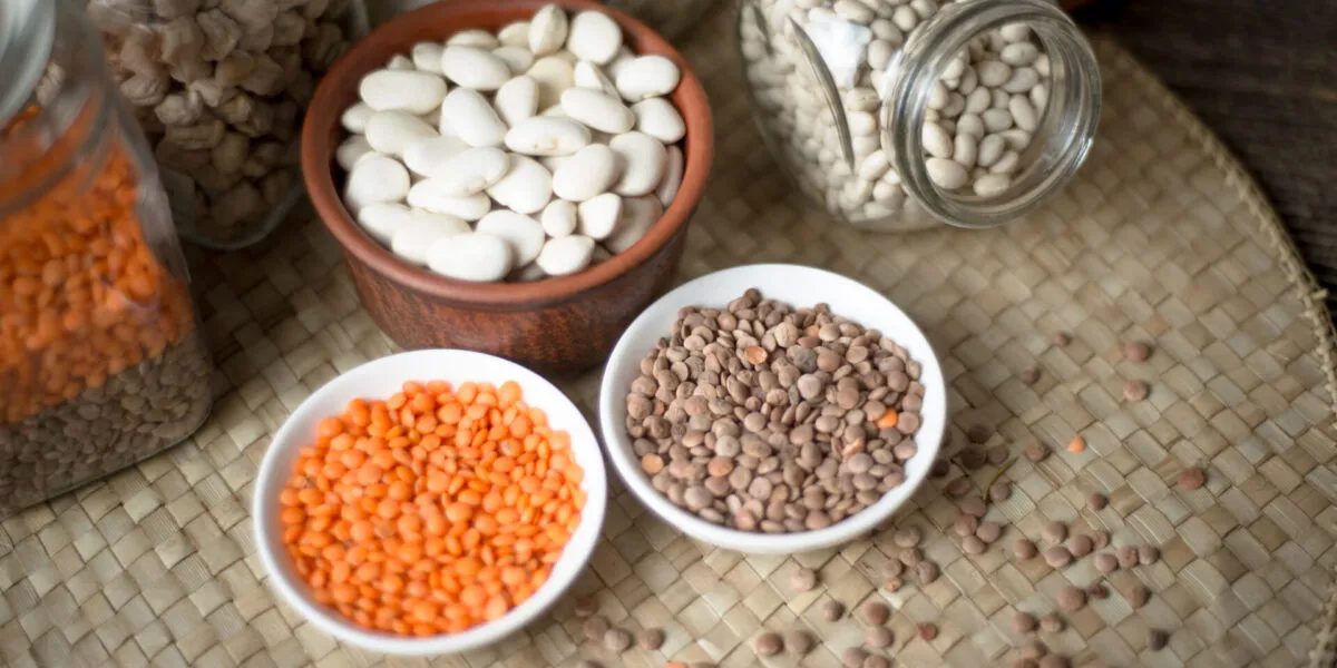 Legumi secchi in ciotole e barattoli: lenticchie, fagioli e ceci