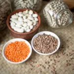 Legumi secchi in ciotole e barattoli: lenticchie, fagioli e ceci