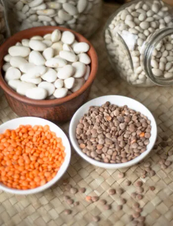 Legumi secchi in ciotole e barattoli: lenticchie, fagioli e ceci