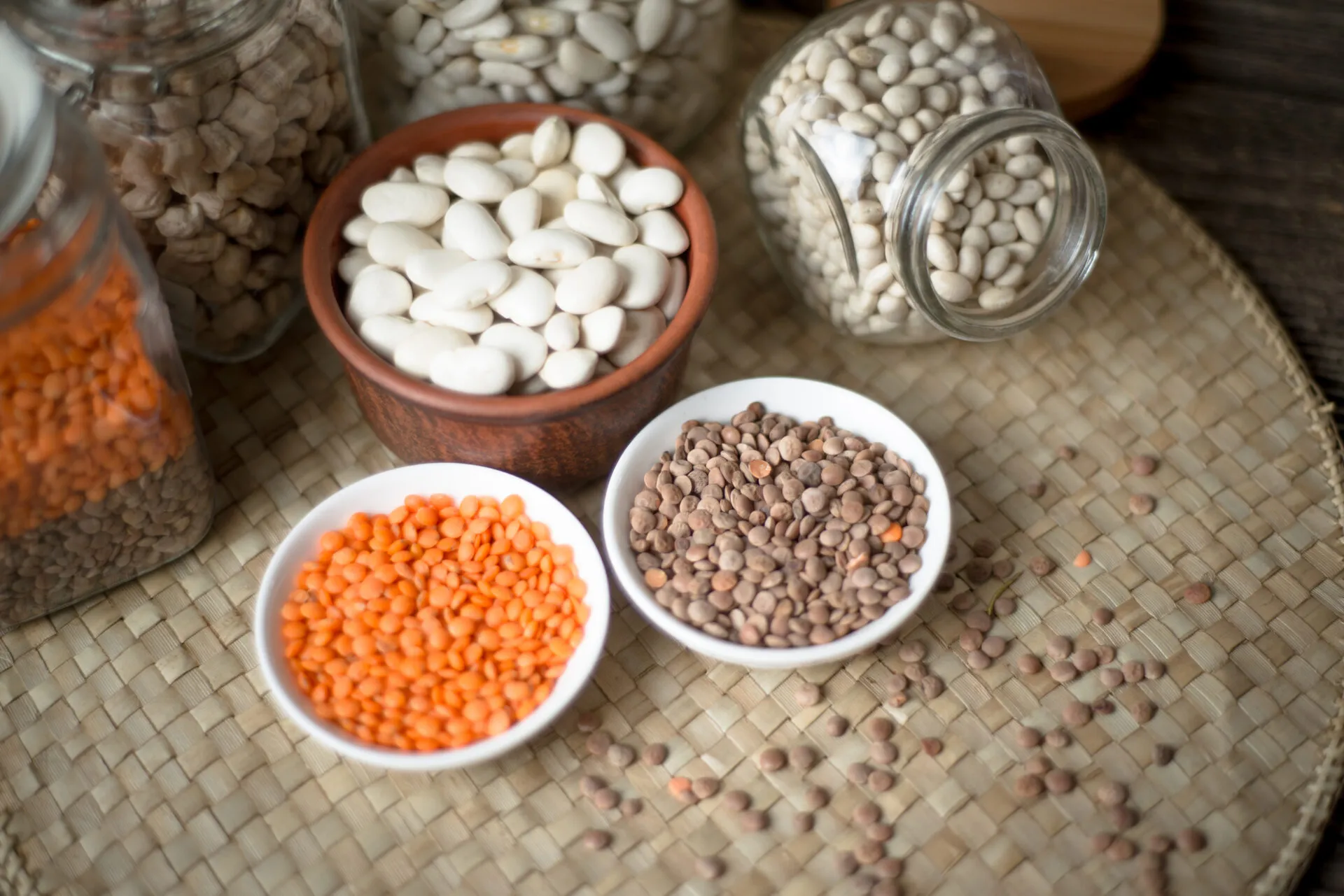 Legumi secchi in ciotole e barattoli: lenticchie, fagioli e ceci