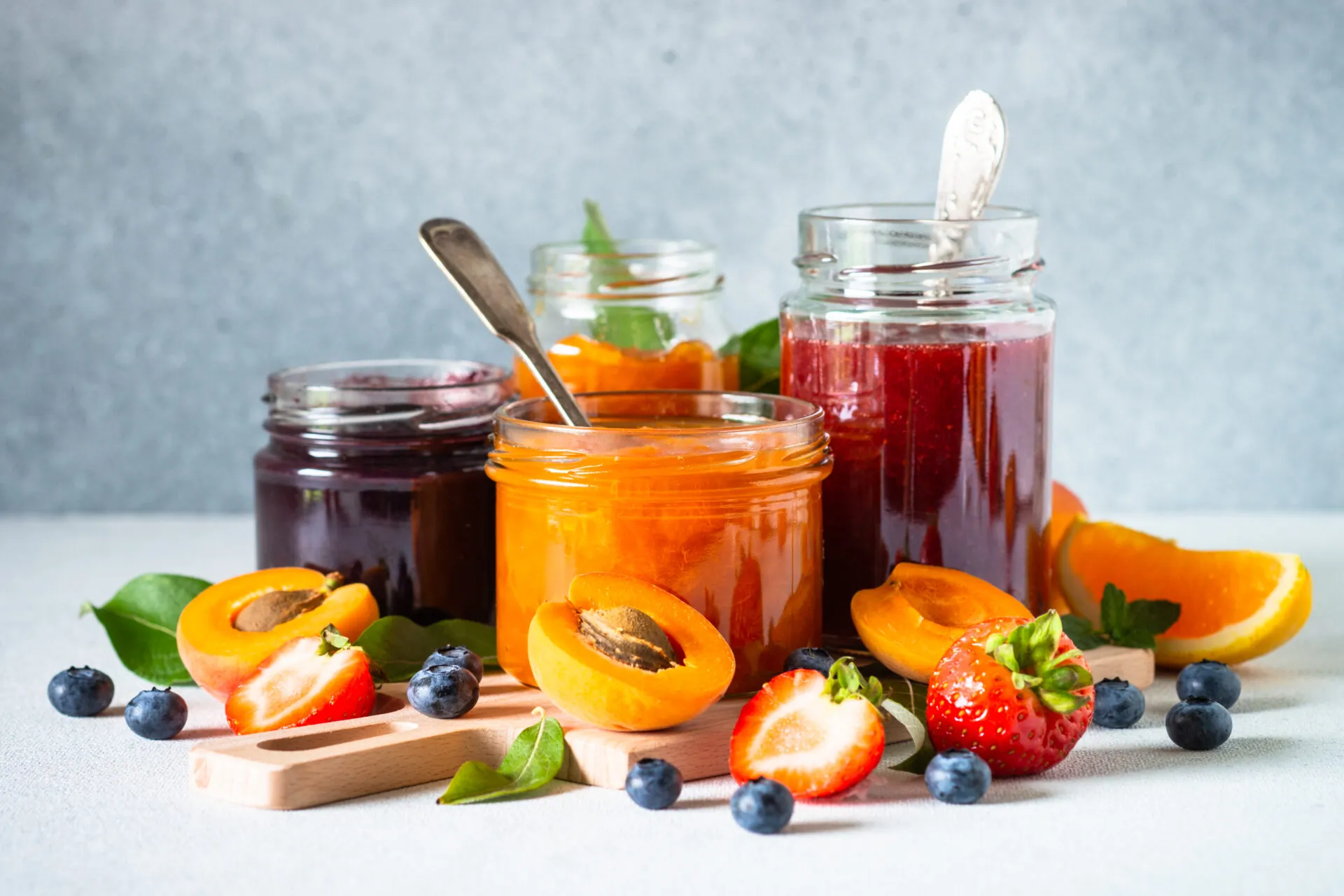 Vasetti di confetture di frutta con albicocche, fragole e mirtilli