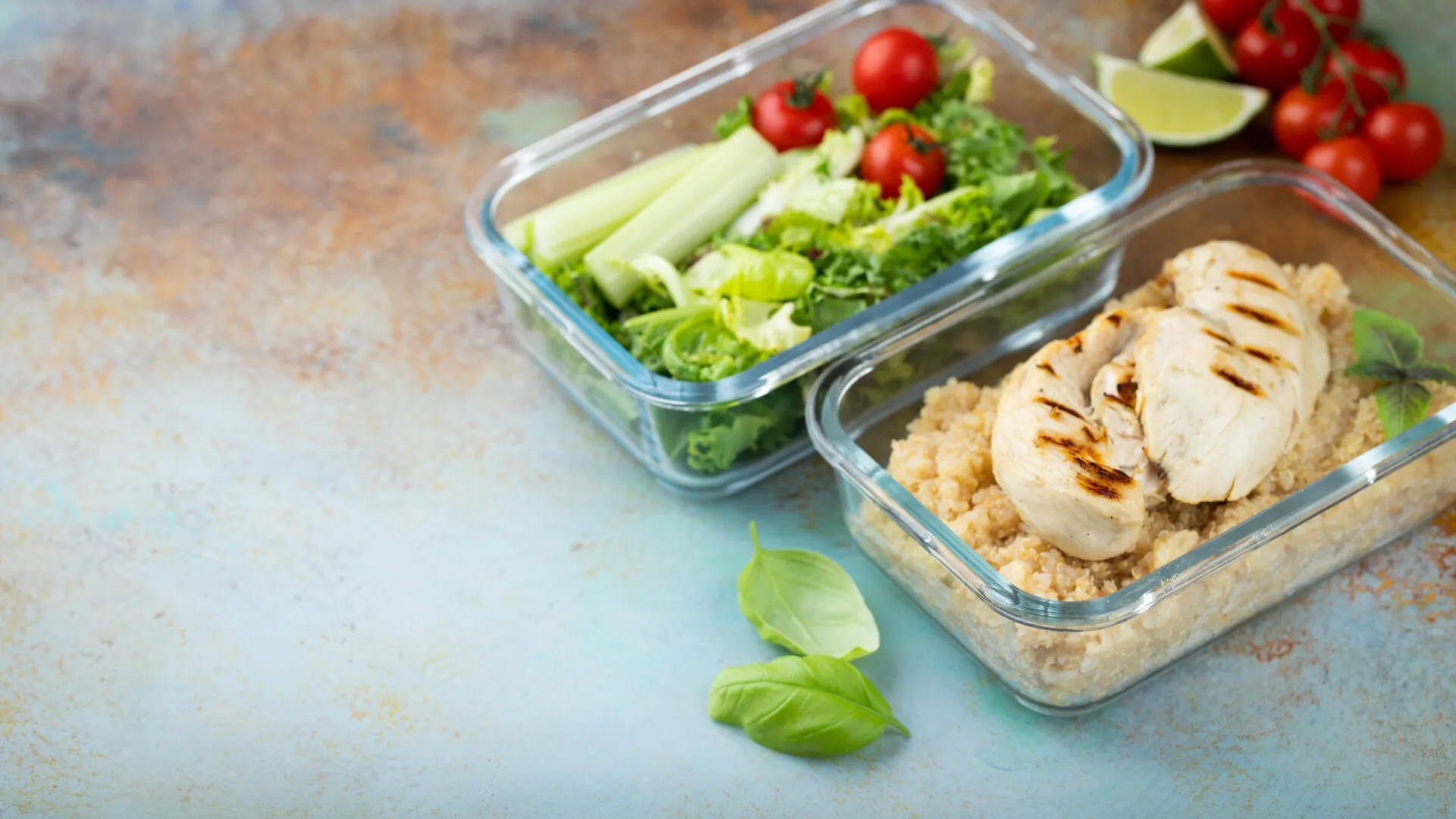 Contenitori di vetro con pollo grigliato, quinoa e insalata