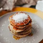 Pila di pancakes al cocco con cocco rapè in superficie