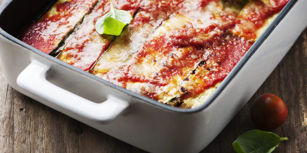 Parmigiana di zucchine al forno gratinata con pomodoro e basilico