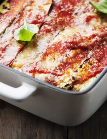 Parmigiana di zucchine al forno gratinata con pomodoro e basilico