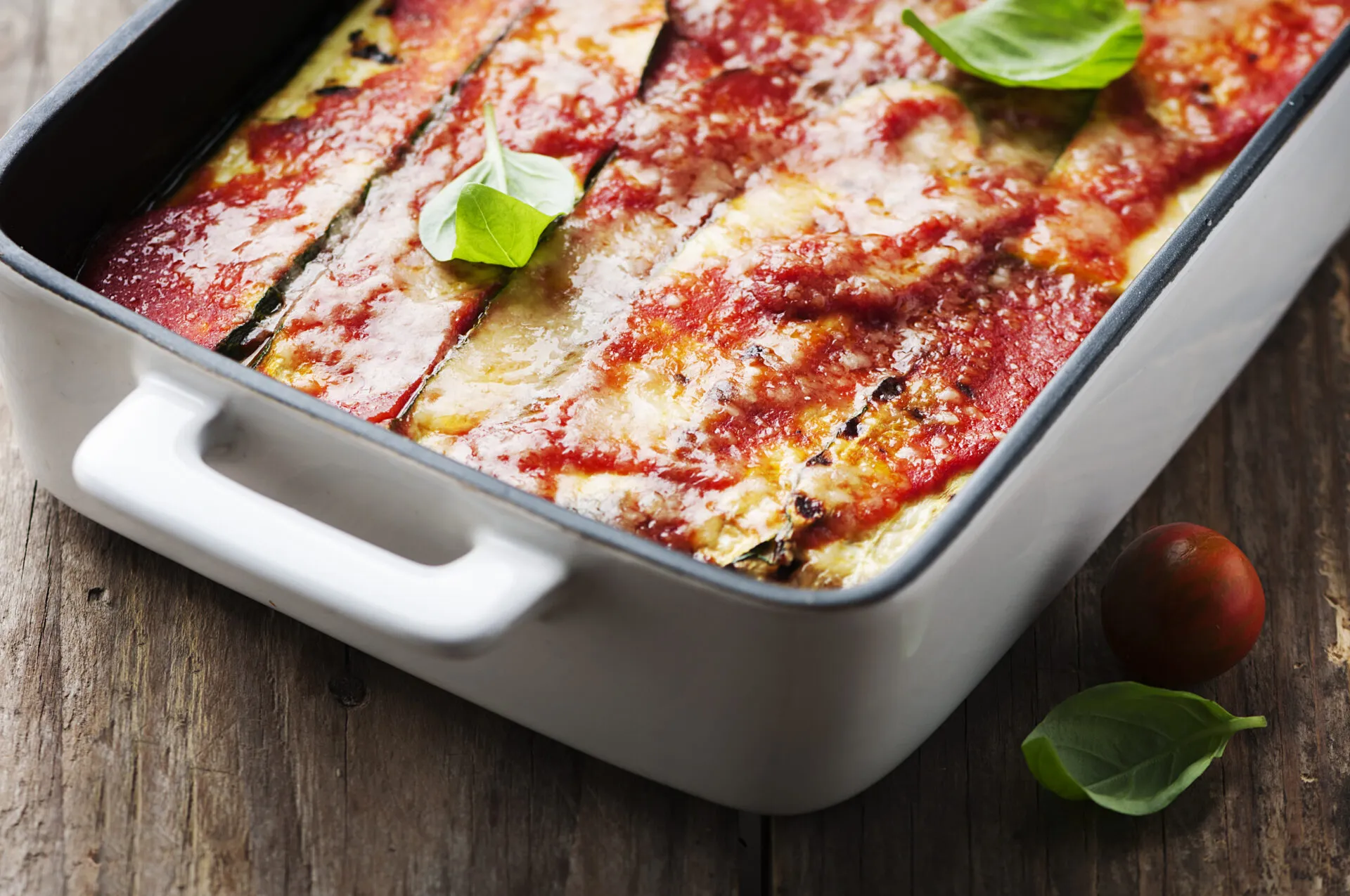 Parmigiana di zucchine al forno gratinata con pomodoro e basilico