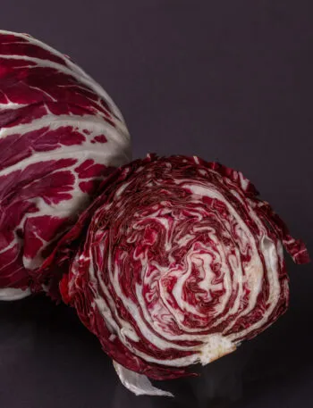 Radicchio di Chioggia intero e tagliato a metà