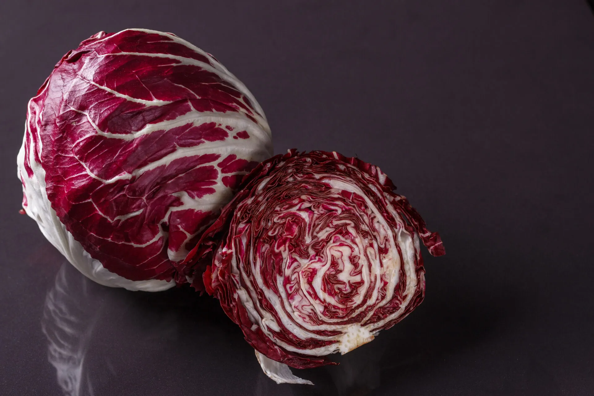 Radicchio di Chioggia intero e tagliato a metà