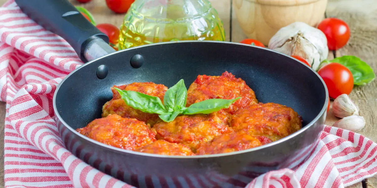 Polpette al sugo di pomodoro in padella antiaderente con basilico