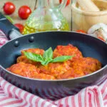 Polpette al sugo di pomodoro in padella antiaderente con basilico