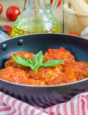 Polpette al sugo di pomodoro in padella antiaderente con basilico