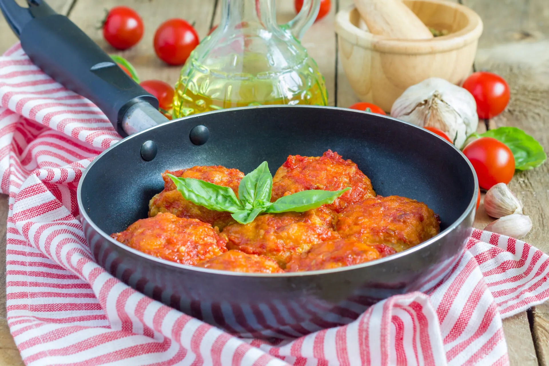 Polpette al sugo di pomodoro in padella antiaderente con basilico