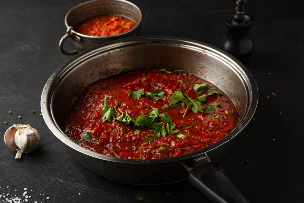 Salsa di pomodoro densa in padella con prezzemolo