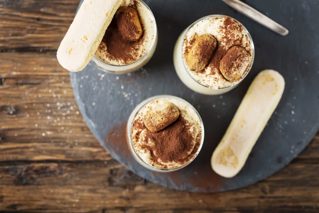 Tiramisù in coppette monoporzione con cacao amaro e savoiardi