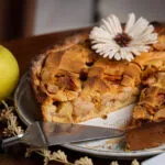 Torta di mele con copertura a strisce tagliata a fette, con lo strato di mele visibile nella sezione