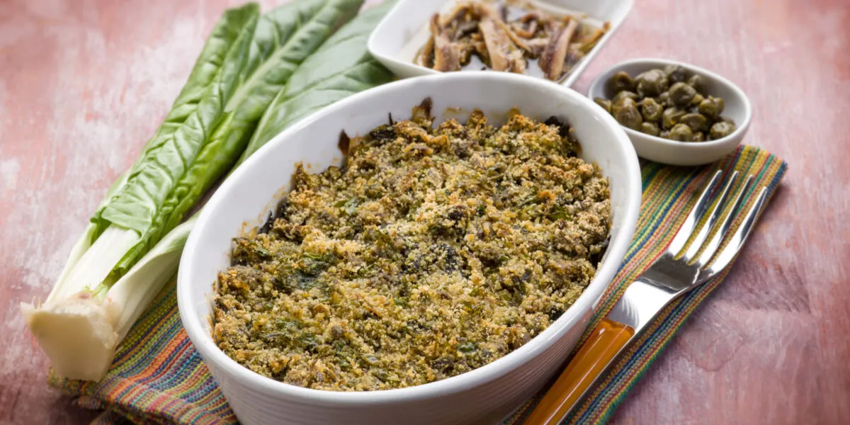 Verdure gratinate al forno con pangrattato in pirofila bianca