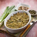Verdure gratinate al forno con pangrattato in pirofila bianca