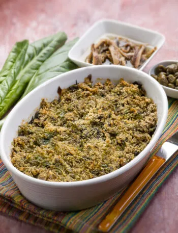 Verdure gratinate al forno con pangrattato in pirofila bianca