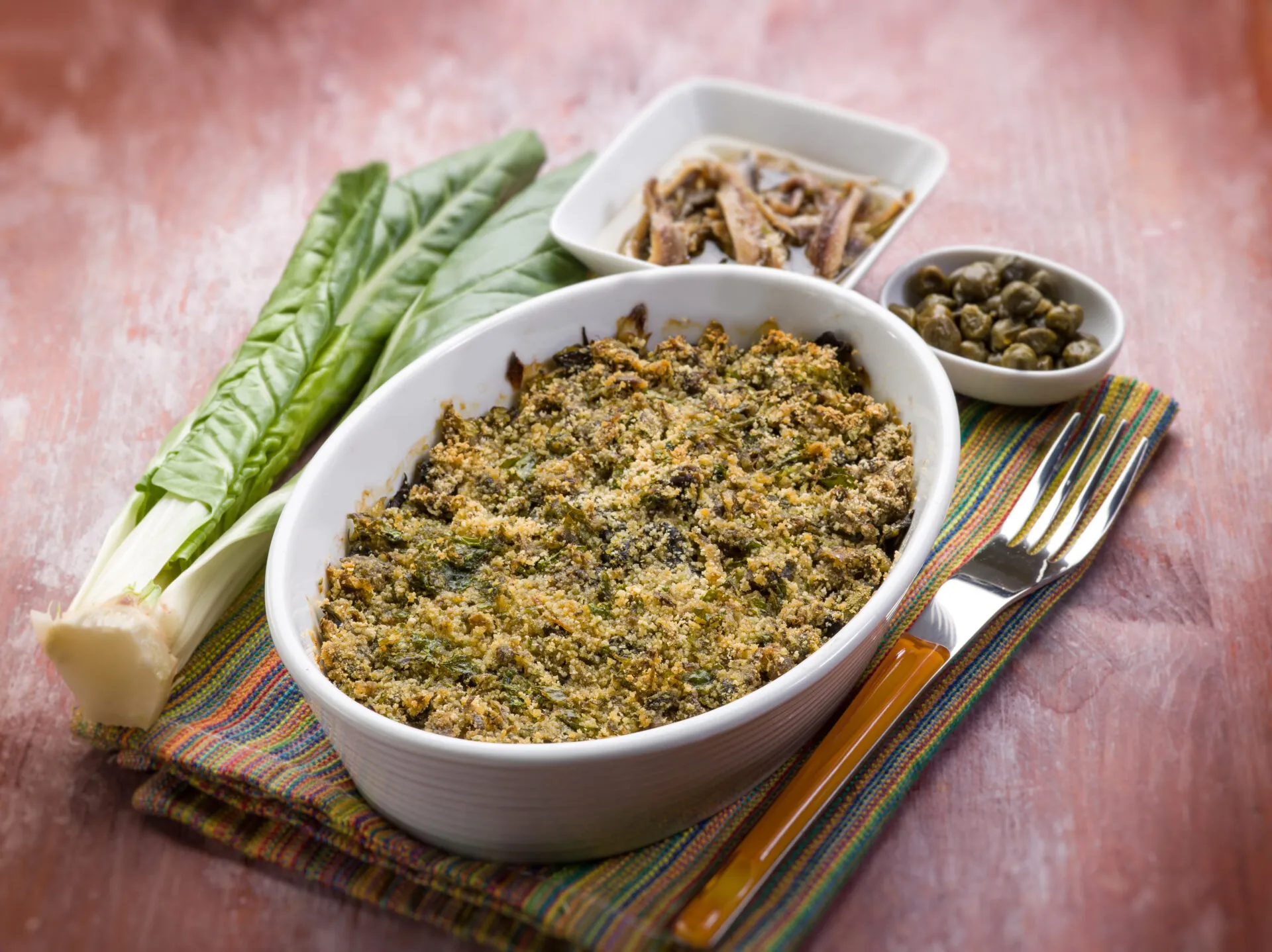 Verdure gratinate al forno con pangrattato in pirofila bianca