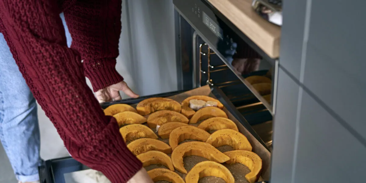 Teglia di fette di zucca disposte in un solo strato prima del forno
