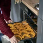 Teglia di fette di zucca disposte in un solo strato prima del forno