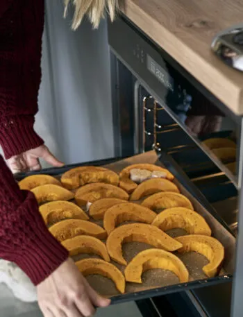 Teglia di fette di zucca disposte in un solo strato prima del forno
