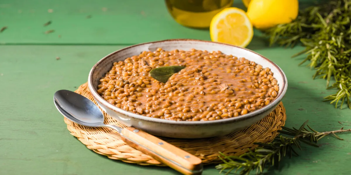 Zuppa di lenticchie cremosa in una ciotola con alloro