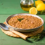 Zuppa di lenticchie cremosa in una ciotola con alloro