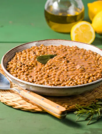 Zuppa di lenticchie cremosa in una ciotola con alloro