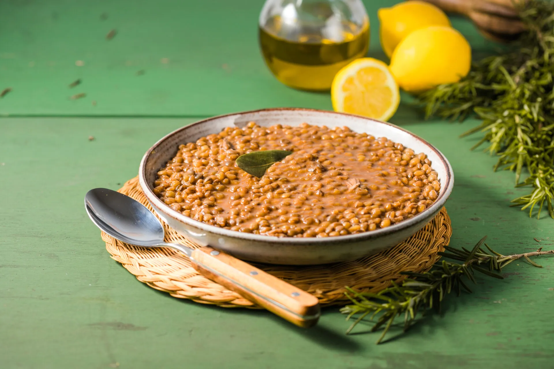 Zuppa di lenticchie cremosa in una ciotola con alloro