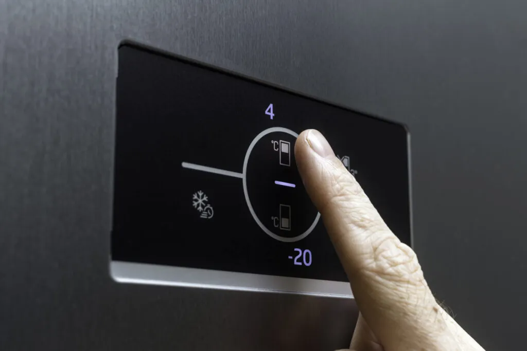 Display di un frigorifero che segna 4 gradi e -20 nel freezer