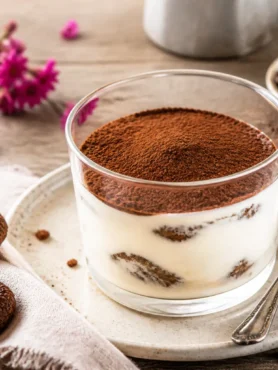 Tiramisù fit con stevia in bicchiere con cacao amaro e savoiardi integrali