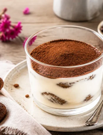 Tiramisù fit con stevia in bicchiere con cacao amaro e savoiardi integrali