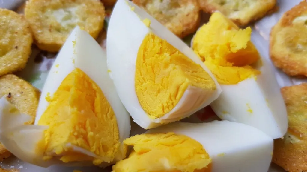 Spicchi di uovo sodo con tuorlo giallo e compatto