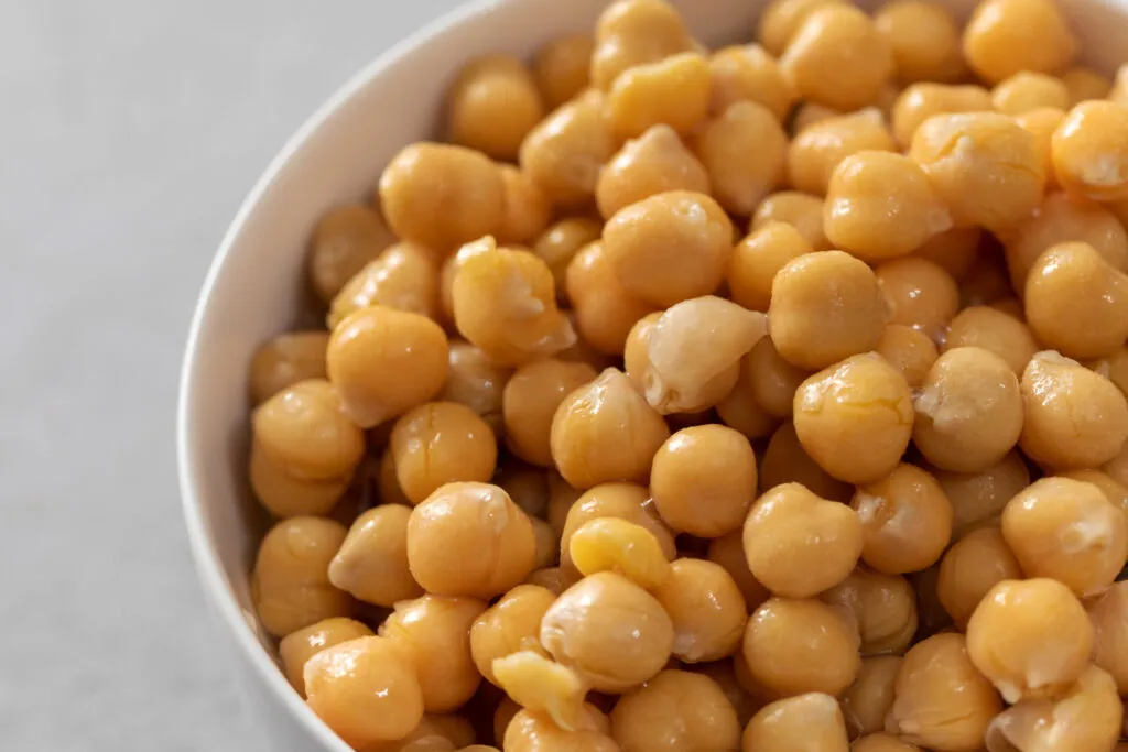 Ceci cotti in una ciotola bianca, visti da vicino