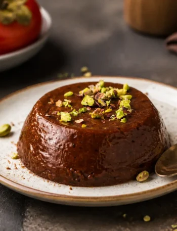 Budino di cachi al cacao senza zucchero con pistacchi