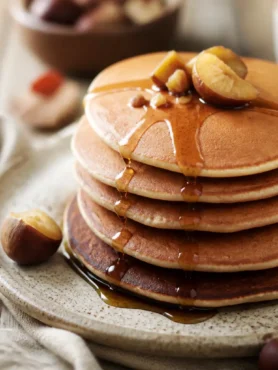 Pancake alla farina di castagne con castagne e sciroppo senza zucchero