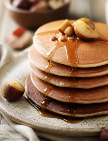 Pancake alla farina di castagne con castagne e sciroppo senza zucchero