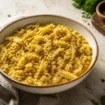 Pasta e ceci cremosa senza lardo in ciotola con pepe e prezzemolo