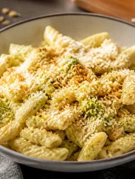 Penne al forno con cavolo romanesco e pangrattato croccante